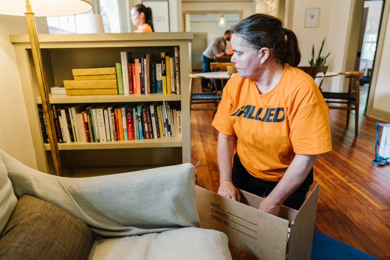 woman_packing for moving